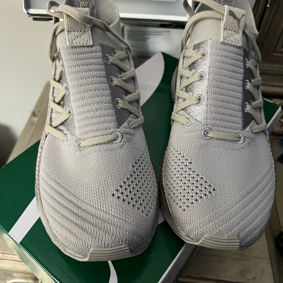 Puma gym shoes color gray, violet ~metallic beige - Picture 3 of 4